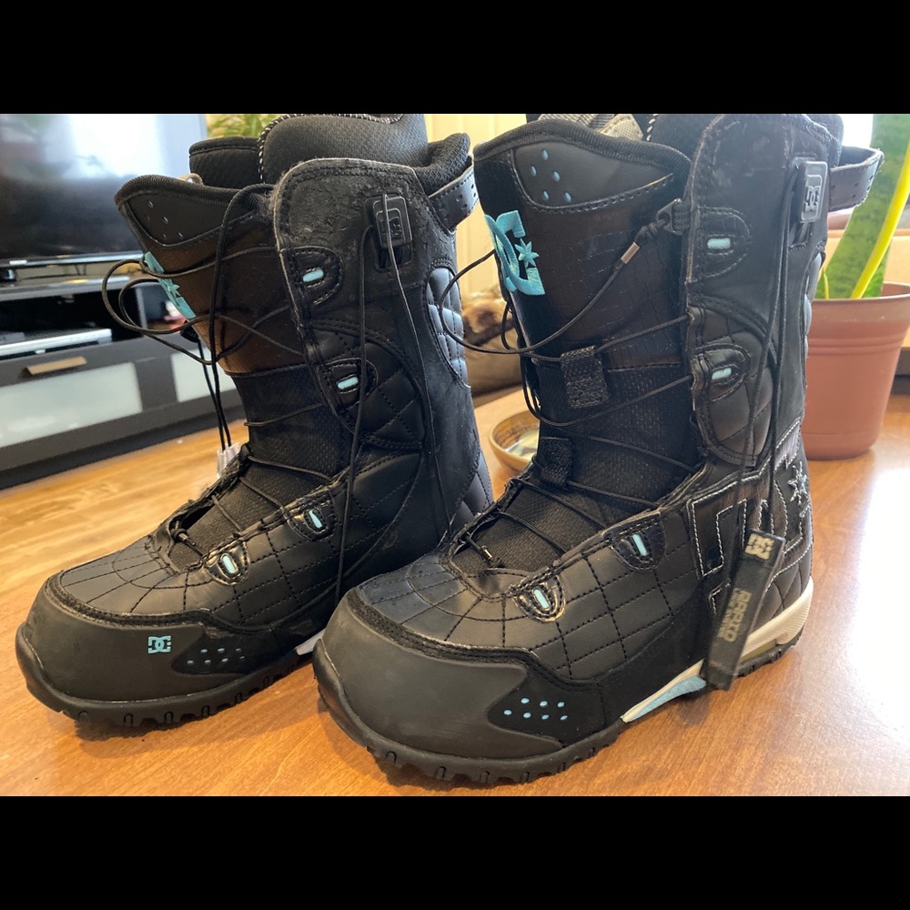 Women’s DC snowboarding boots 9W black/baby blue